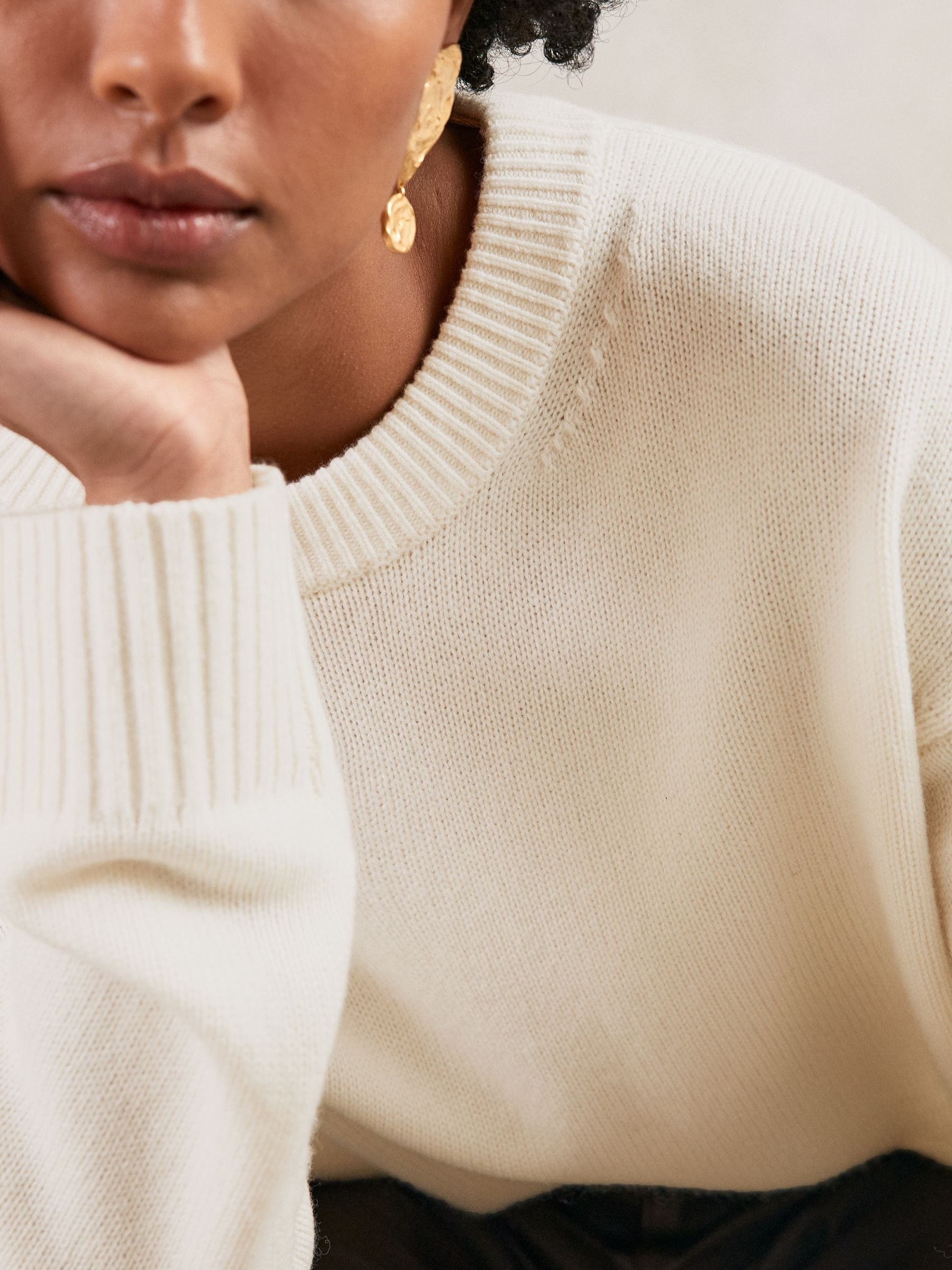 Ella Wool-Cashmere Crew-Neck Jumper in Cream