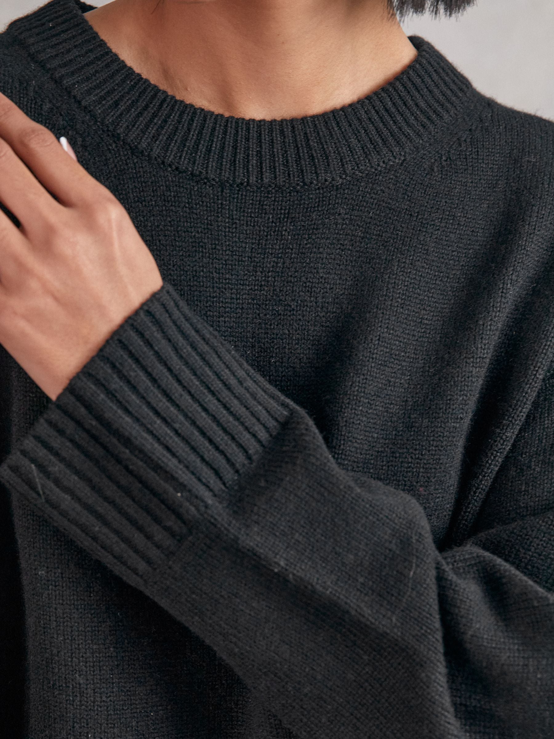 Ella Wool-Cashmere Crew-Neck Jumper in Black