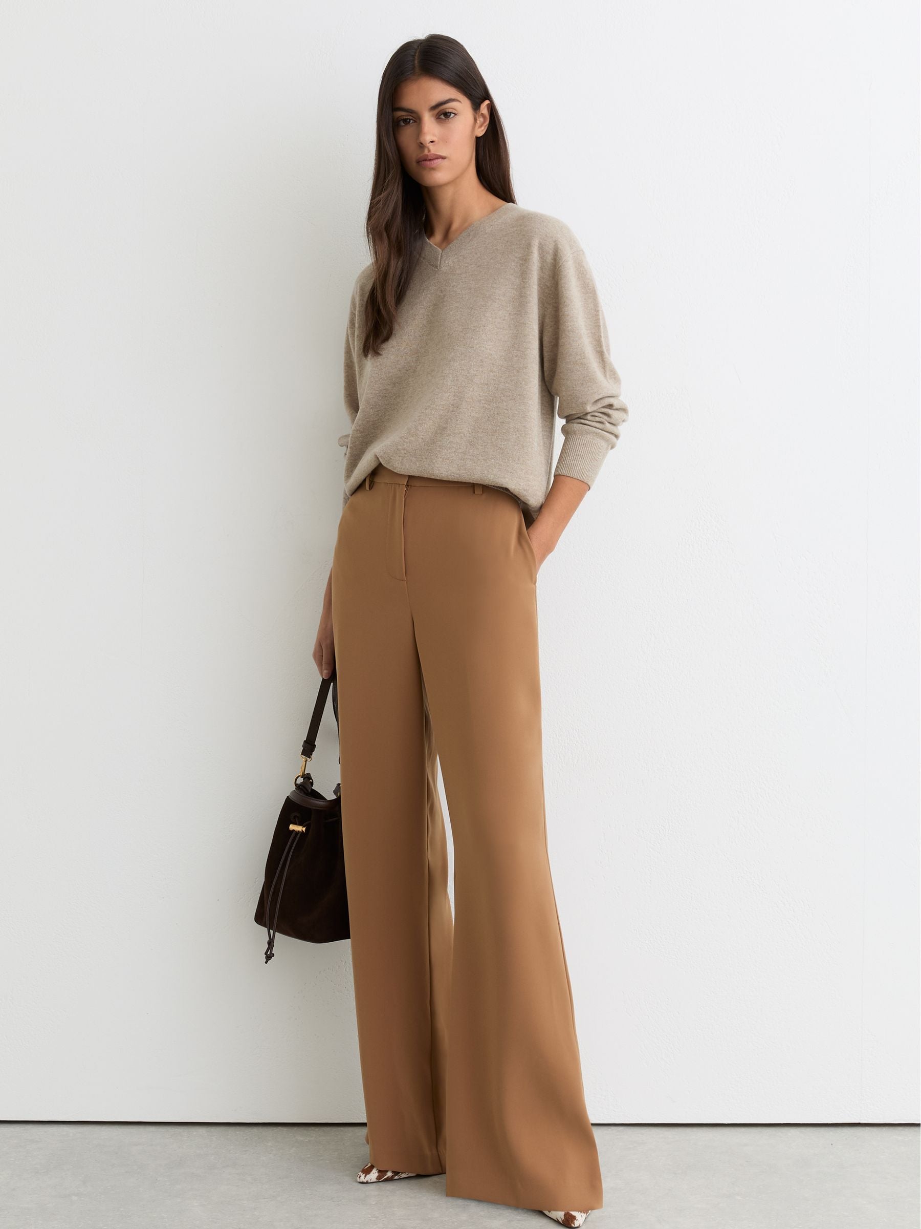 Jenny Wool-Cashmere V-Neck Jumper in Taupe