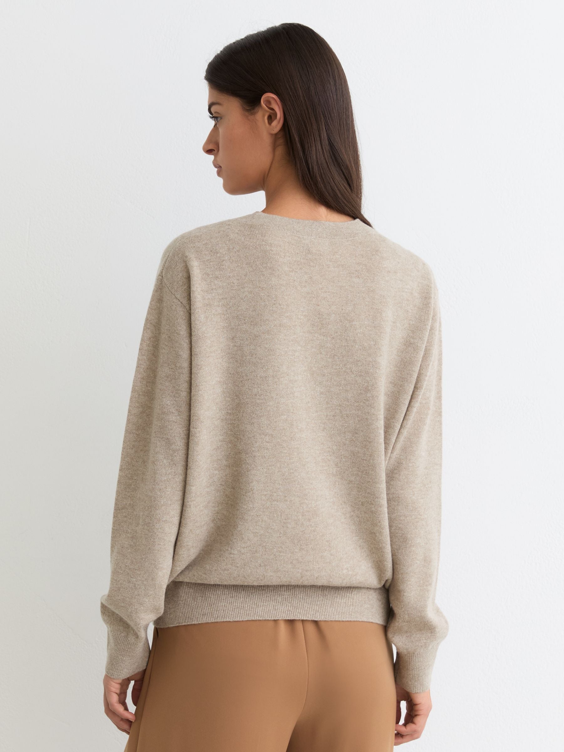 Jenny Wool-Cashmere V-Neck Jumper in Taupe