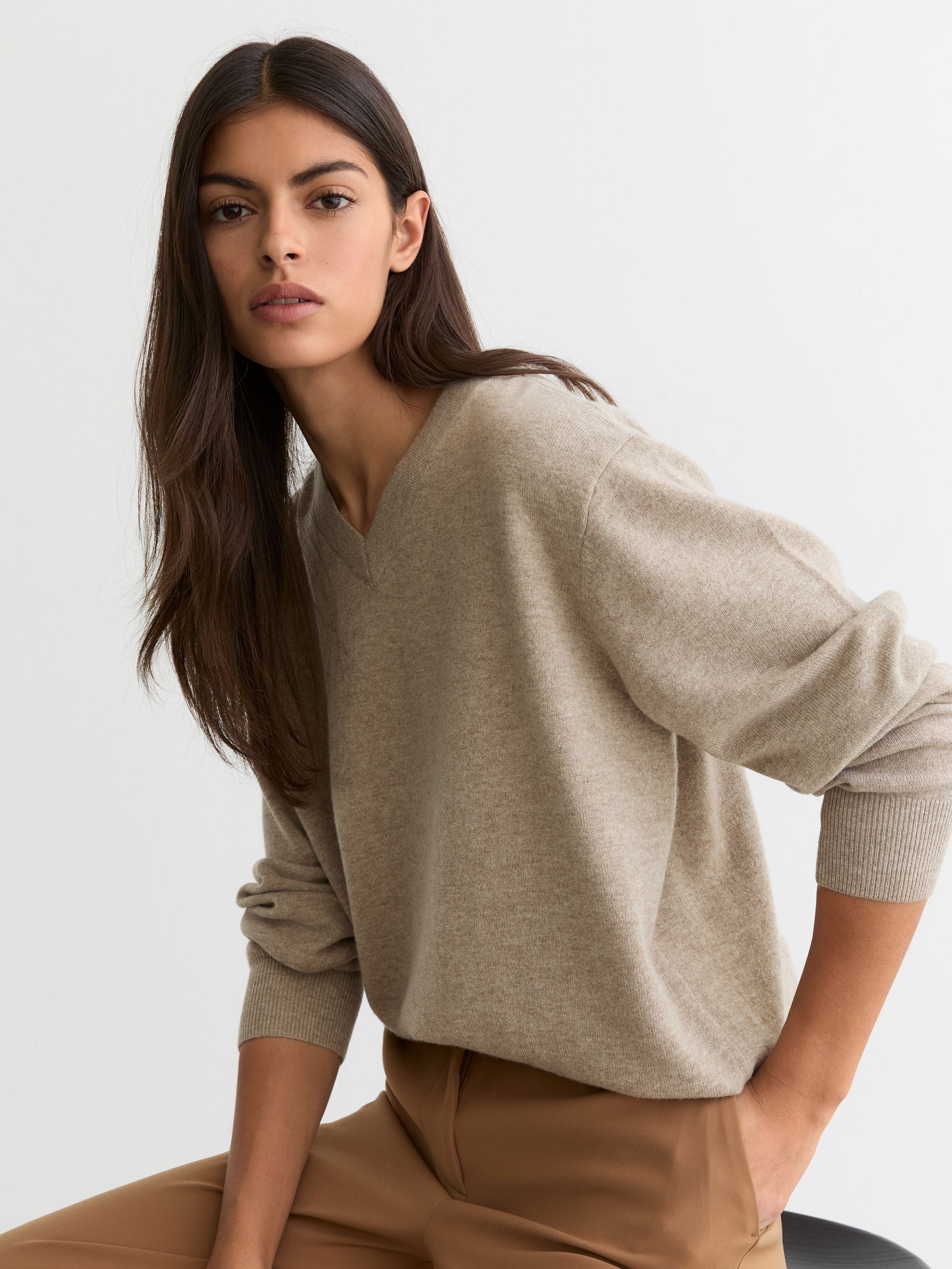 Jenny Wool-Cashmere V-Neck Jumper in Taupe